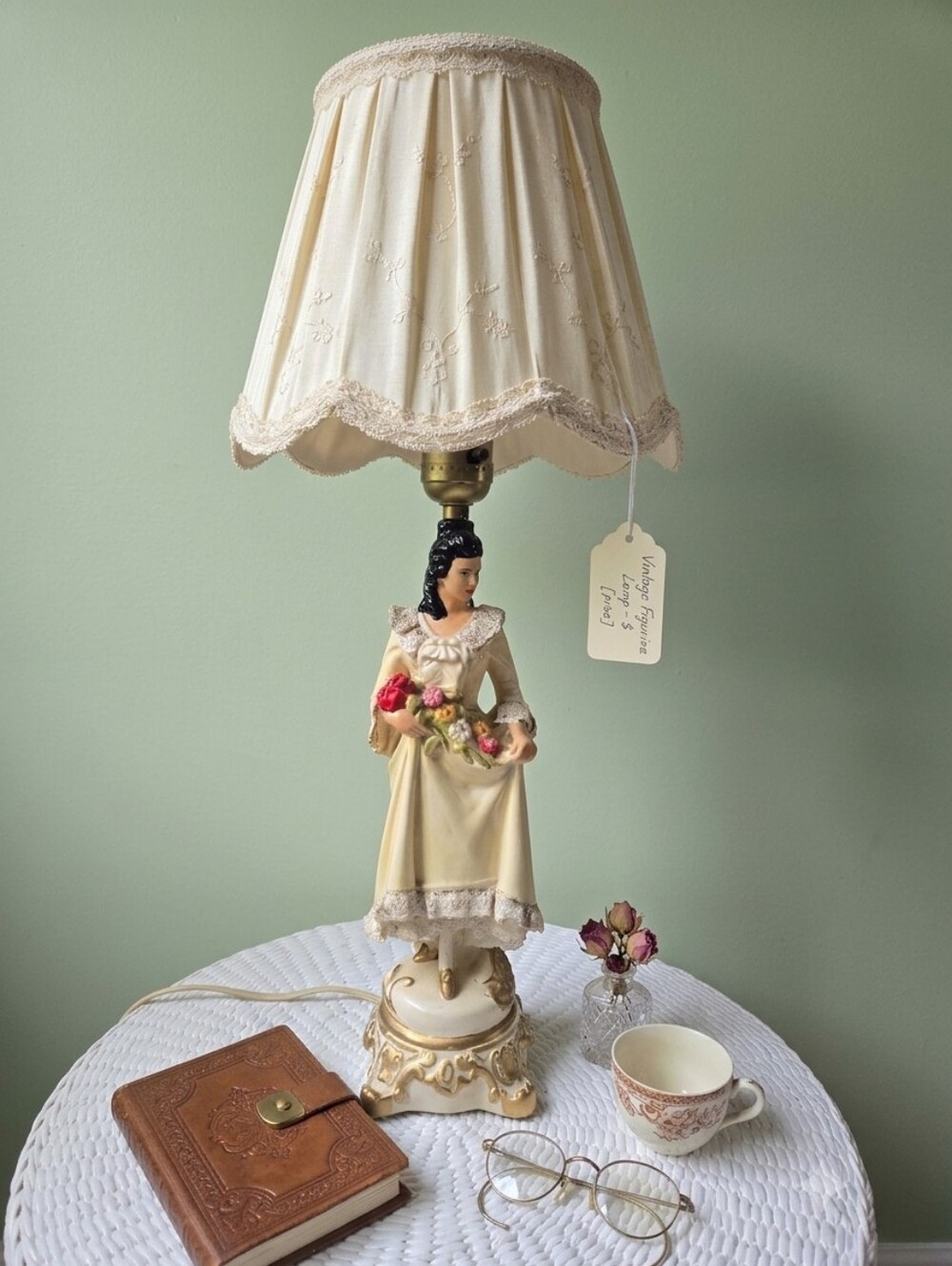 Vintage Cream Floral Southern Latina Woman Figurine Table Bedside Accent Lamp